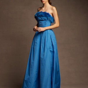 Vestido Charlotte largo de tafeta azul con plumas